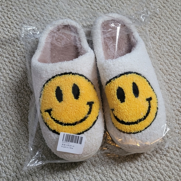 Smile Slippers - Picture 5 of 6